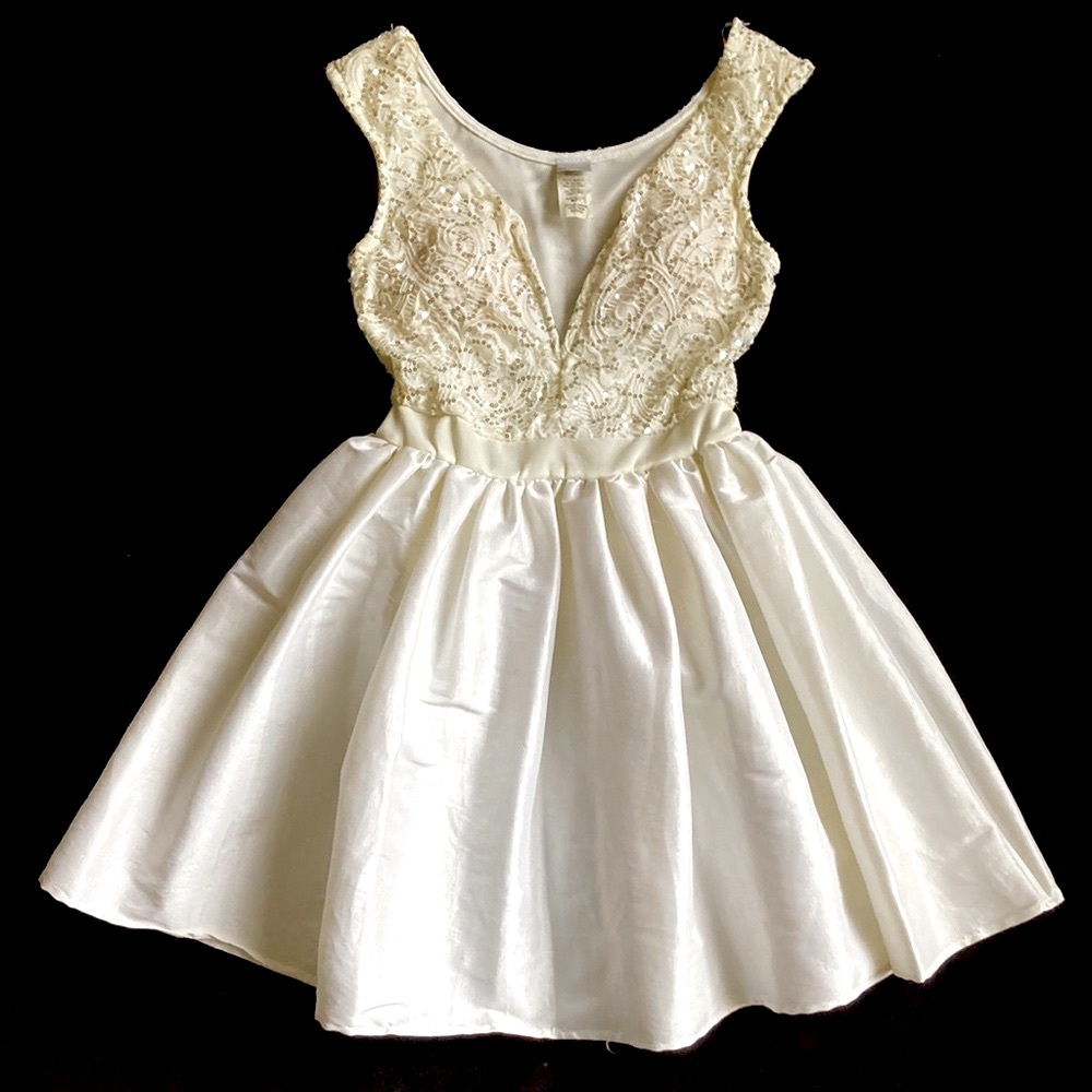 🖤 HOST PICK 🖤 #77 White Sequin Fit & Flare Princess Dress